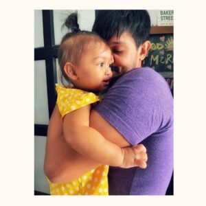 Nakul Instagram - Only Mumma @srubee can take lovely pics like this 🥺❤️
.
.
#myakira #khulbaebee #khulbeetails #mydaughter #nakkhulsrubee #priceless