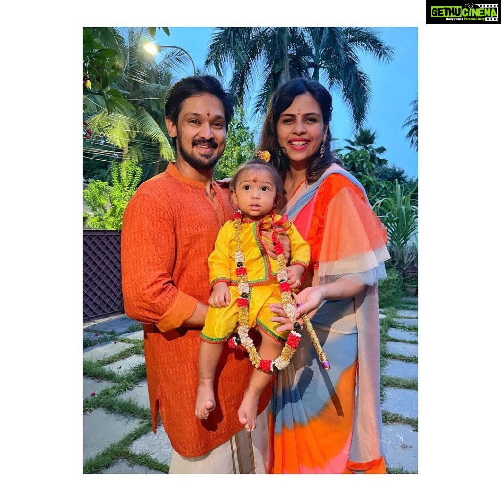Nakul Instagram - Say Hello to this Kutty Krishna Fam! ❤️🥰 We Love Y’all! Happy #krishnajanmashtami people 😍 Love Akira, @srubee & I @avbhaskar Thatha 📸❤️🥰 . . #myakira #khulbaebee #khulbeetails #myworld #ourlovestory #mylovestory