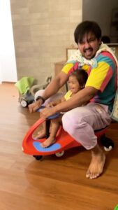 Nakul Instagram - This is how @actornakkhul was using this swing car and broke his back before realising how to actually use it ! 😂😂😂😂
I mean when your daughter INSISTS that you sit along with her and ride it, how can you say no ? 😅

#myakira #khulbee #khulbeetails #khulbaebee #nakkhulsrubee
