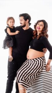 Nakul Instagram - Thrilled & Excited as the days draw close ! 🥰

Magic of ✨

@mommyshotsbyamrita Photography 

@anjaz_sangeethamaruthapandian Styling 

@salomirdiamond @teamdiamondartistry Makeup & Hair 

#nakkhulsrubee #khulbee #khulbeetails #khulbaebee #babyontheway #myakira #bigsister