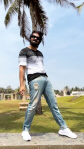 Nakul Instagram - Late to the bandwagon but nevertheless, here’s some shooting spot fun ! Also Akira’s current favourite song ! 😄

Thanks for shooting this @raisedbrowsbybhavani 🤗

#arabickuthu #khulbeetails #khulbee #nakkhulsrubee