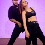 Nia Sharma Instagram - Chaiyya chaiyya With Afrobeats and stuff.. DC: @harshkumarofficiall Song: Chaiyya Chaiyya Mix by: @farooqgotaudio Studio: @allthingsstudioind Video by: @vikasgorule . . #bollywoodreels #harshkumartist #niasharma #chaiyyachaiyya #sukhwindersingh #reels #reelsvideo