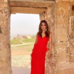 Nia Sharma Instagram - Look for the Red Flags.. 🚩 Me: Hair @sankpalsavita Look: Beautiful 😉😑 Gwalior Fort