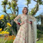 Parull Chaudhry Instagram - What I wore for my best friend wedding #rosheen Sheen aur Rohan ki shaadi ❤️ Gorgeous outfit @the_adhya_designer ❤️ Jewellery @shaikhaasifa626 ❤️ Heels @zara ❤️ 📸 @imnoopurmavchy ❤️ #parullchaudhry #actor #influencer #contentcreator #parullians #explore #bhagyalakshmi #jofithaiwohhithai #traveller #vlogger #chaudhryonthego #fashion #fitness #beauty #lifestyle #fashionblogger #beautyblogger #yogini #fitnessmotivation #travel #saasbahuaurbetiyaan #parullkipaltan #reels #ootd #reelsinstagram #reelsvideo Dal Lake