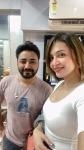 Parull Chaudhry Instagram - The art and the artist @sameersalmanitheartist ❤️

Ho gaya pyaar mujhe ek baar phir apne aap se 😃

@sameersalmani ❤️ 
thank you for always being there, and the credit for all the compliments goes to you. Thank you yaar 🤗

#reels #reelsinstagram #reelsvideo #trendingreels #trending #hairstyles #haircut #hairstylist #haircolor #parullchaudhry #actor #influencer #contentcreator #parullians #explore #bhagyalakshmi #jofithaiwohhithai #traveller #fashion #fitness #beauty #lifestyle #fashionblogger #beautyblogger #travel #saasbahuaurbetiyaan #parullkipaltan #sameersalmani #sameersalmanitheartist