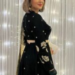 Parull Chaudhry Instagram - Feeling royale There is something so special about our traditional wear that it naturally adds elegance to the person wearing it. In love with this gorgeous velvet Anarkali @the_adhya_designer ❤️ Jewellery @shaikhaasifa626 ❤️ 📸 @imnoopurmavchy ❤️ #parullchaudhry #actor #influencer #contentcreator #parullians #explore #bhagyalakshmi #jofithaiwohhithai #traveller #vlogger #chaudhryonthego #fashion #fitness #beauty #lifestyle #fashionblogger #beautyblogger #yogini #fitnessmotivation #travel #saasbahuaurbetiyaan #parullkipaltan #reels #reelsinstagram #reelsvideo #anarkali #indianwedding Dal Lake