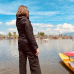 Parull Chaudhry Instagram - There are a few places that are just like postcards. They require no filter. It was my first trip to Srinagar, and I still can’t get over the beauty of this state. A must visit for everyone. Top @zara Trousers @hm Jacket @mango Shoes @bata.india #throwback #dallake #srinagar #parullchaudhry #actor #influencer #contentcreator #parullians #explore #bhagyalakshmi #jofithaiwohhithai #traveller #vlogger #chaudhryonthego #fashion #fitness #beauty #lifestyle #fashionblogger #beautyblogger #yogini #fitnessmotivation #travel #saasbahuaurbetiyaan #parullkipaltan Dal Lake, Srinagar
