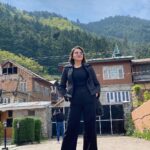 Parull Chaudhry Instagram - There are a few places that are just like postcards. They require no filter. It was my first trip to Srinagar, and I still can’t get over the beauty of this state. A must visit for everyone. Top @zara Trousers @hm Jacket @mango Shoes @bata.india #throwback #dallake #srinagar #parullchaudhry #actor #influencer #contentcreator #parullians #explore #bhagyalakshmi #jofithaiwohhithai #traveller #vlogger #chaudhryonthego #fashion #fitness #beauty #lifestyle #fashionblogger #beautyblogger #yogini #fitnessmotivation #travel #saasbahuaurbetiyaan #parullkipaltan Dal Lake, Srinagar