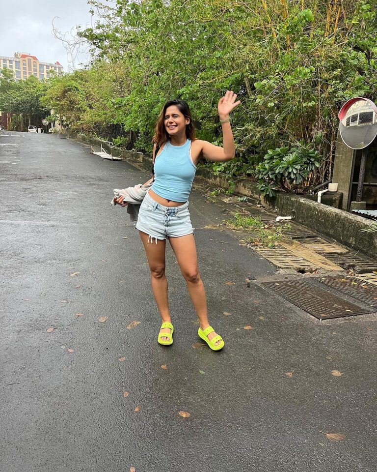 Pranati Rai Prakash Instagram - Hello July! Happy monsoons! 🌿🌸🌻🌧️