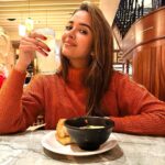 Pujita Ponnada Instagram - Different stages of waiting for food 🍱🌶️ #pujitaponnada #ukdiaries #exploringlondon Dishoom, Covent Garden