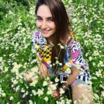 Ragini Dwivedi Instagram - DANDELIONS : the last of the season 🤪 had to take them pictures Shot @rudraksh_dwivedi #raginidwivedi #ragini #portraitphotography #photooftheday #pride #photoshoot #simplebeyond #post #positivevibes #poser #trending #trend #instagood #instalike #instafashion #instamood Kali Tiba, Chail