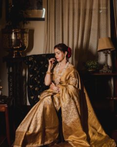 Rubina Dilaik Instagram - Golden Glow ✨
.
.
.
.

Memories by @raabta.studios 
Saree : @yaksideepthireddy 
Styled by @stylingbyvictor @sohail__mughal___ 
Venue @woodvillepalace
