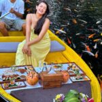 Samiksha Jaiswal Instagram - Picnic on a boat with koi fishes all around!💛 Serenity!💛 . . . . . . . . . . . . . . #kamandalu #ubud #koifish #date #picnic #instagood