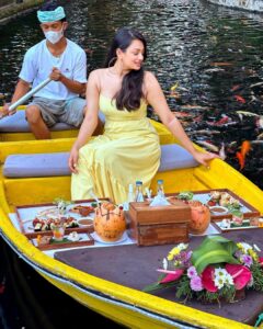 Samiksha Jaiswal Instagram - Picnic on a boat with koi fishes all around!💛

Serenity!💛

.
.
.
.
.
.
.
.
.
.
.
.
.
.
#kamandalu #ubud #koifish #date #picnic #instagood