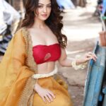 Sandeepa Dhar Instagram - Stay here in this moment ♾️ . 📸@munnasphotography Saree @jigarmaliofficial Jewellery @floralart_byanushka Stylist @shru_birla