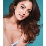 Sandeepa Dhar Instagram – Never ask a girl with winged eyeliner why she is late 😬✌🏻🌻
.
