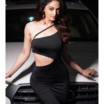 Sandeepa Dhar Instagram - Perfect is for straight lines and edges. I am as curved as my heart. ♾️ #iwmbuzzdigitalawards