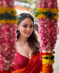 Sandeepa Dhar Instagram - Bringing some colours into the new year ! ❤️ Happy Navreh, gudi Padwa , Ugadi 🫶🏻
.
@sausinbis @mukashu.mua @styledbyabhilasha @sundarii_handmade @aquamarine_jewellery @suta_bombay