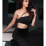 Sandeepa Dhar Instagram - Perfect is for straight lines and edges. I am as curved as my heart. ♾️ #iwmbuzzdigitalawards