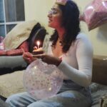Sangeetha Sringeri Instagram - Happy Birthday to me 💝 Priceless memories of midnight surprise by my Family love you @iam__suchi @the.austa #mom #Dad #Vinay #Gowrish