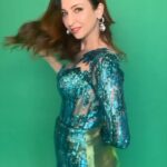 Saumya Tandon Instagram - When you having fun while dressing up and you got to share it ! 😍 Before you start shooting professionally , you make your own little shoot! Thanks for shooting this @twinkle_makeupartist and @deepak_das_photography for editing it, because my editing skills suck #saumyatandon #trendingreels #reelsindia #transitionreels The Art of Visuals