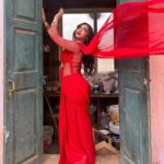 Shivani Jha Instagram - Chalo phirse muskuraya jaye bina machis ke kuch logon ko jalaya jaaye