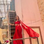 Shivani Jha Instagram - Chalo phirse muskuraya jaye bina machis ke kuch logon ko jalaya jaaye