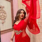 Shivani Jha Instagram - Chalo phirse muskuraya jaye bina machis ke kuch logon ko jalaya jaaye