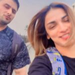 Shivani Jha Instagram - Trend change.... samaj aye to btana @bee_vani_ #viral #trending #instagram #couplechallenge