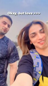 Shivani Jha Instagram - Trend change.... samaj aye to btana @bee_vani_ 

#viral #trending #instagram #couplechallenge