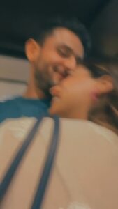 Shivani Jha Instagram - Duniya mein 2% log he dhup se jalte hai baki ek dusre se 

@bee_vani_ 
#instagram #trending #viral #couplechallenge #leevani #shivanijha #leeneshmattoo