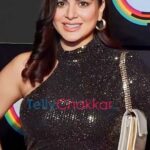 Shraddha Arya Instagram - MY DECORATED CRUTCH TO ME 🤣😂 #lastnight @zee5 My gorgeous crutch : @ritesh.n.yadav ❤️ Heels: @stelatoesshoesindia