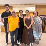 Shraddha Arya Instagram - Mummy Papa Didi & VD… #MommyDaddysGirl ❤️