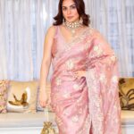 Shraddha Arya Instagram – Here’s a Dose of Rose !! 

STYLED BY:- @nehaadhvikmahajan 
.
SAREE :- @neerusindia 
.
JEWELLERY:- @vbhushan.adornments