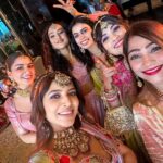 Shraddha Arya Instagram - One With The Bride & Her Tribe ♥️ . . . #weddingday #poojakehuyedarshan #jashan