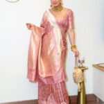 Shraddha Arya Instagram - Right from the start I knew that this is the look I want to flaunt at my Bestie’s wedding. Thank You, @kankatala_ For fulfilling my wish of dressing up in an Indian Gorgeous Silk Saree So So Damn Perfectly ❤️ #VeereDiWedding #PoojaKeHueDarshan #IndianSilkSaree Hair: @sangeeta.wagh_ Pictures: @pappu.gupta.549 @allboutcommunication @vedaxari ❤️