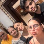 Shraddha Arya Instagram - Mummy Papa Didi & VD… #MommyDaddysGirl ❤️