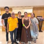 Shraddha Arya Instagram - Mummy Papa Didi & VD… #MommyDaddysGirl ❤️