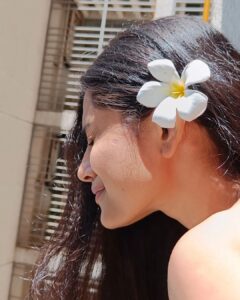 Shritama Mukherjee Instagram - When Mr. Husband brings you freshly picked plumeria, you wear them in your hair and feel like hawaiiii 🌊🌸🥰 

Flower Courtesy: @akash_r_sahni🤍

#floralaccessories #hawaiivibes #summer2023
