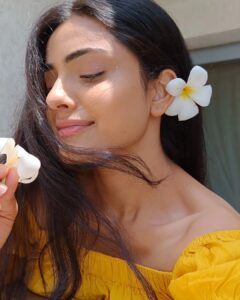 Shritama Mukherjee Instagram - When Mr. Husband brings you freshly picked plumeria, you wear them in your hair and feel like hawaiiii 🌊🌸🥰 

Flower Courtesy: @akash_r_sahni🤍

#floralaccessories #hawaiivibes #summer2023