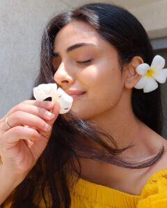 Shritama Mukherjee Instagram - When Mr. Husband brings you freshly picked plumeria, you wear them in your hair and feel like hawaiiii 🌊🌸🥰 

Flower Courtesy: @akash_r_sahni🤍

#floralaccessories #hawaiivibes #summer2023
