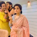 Smita Bansal Instagram - These two broadcast my messages free of cost @imrohitsuchanti @gandhi_aman_ 😂😂 #gossipkings #coactors #worklife #behindthescenes