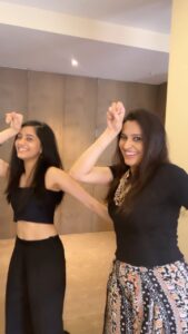 Smita Bansal Instagram - We got ready, toh socha do reel toh bana hi len😂😂
@stashamohla 
#loveletter #trending #mummasbabygirl #smitasha #reelsinstagram
