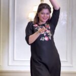 Sneha Wagh Instagram - नैनो वाले ने ✨🦚 . . 📍: @bageecha_bytouchofclass . . #nainowalene #dance #indian #reels #reelsinstagram #sarange #snehawagh #sarangesneha #ssnehawagh
