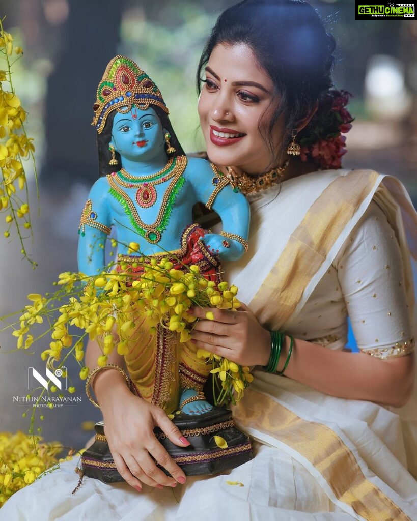 Sshivada Instagram - എല്ലാകൂട്ടുകാർക്കും നന്മ നിറഞ്ഞ ഒരു വിഷു ആശംസിക്കുന്നു ഒപ്പം സമ്പൽസമൃതിയാർന്ന ഒരു വർഷമാകട്ടെ ഇതെന്ന് പ്രാർത്ഥിക്കുന്നു…Happy Vishu !!😍✨ PC : @nithinnarayanan_ MUA, Styling &Costumes : @neethu_nidhi @touchby_damini Camera assistant : @____j__a__g__a__n______ @vijeeshachoos @sajeesh_s_0619_make_over Coloring : @_s_h_i_b_i_n_ #vishu #wishes #vishuvibes #happiness #prosperity