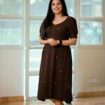 Sshivada Instagram - Wear and Share Smiles. . . . 💃 @sshivadaoffcl Outfit: @bandhan_my_boutique Styling: @styledbyjoe @joe_elize_joy Assisted by : @Akshara_karimbil MUA: @divyas_makeover. 🙏 @ponny_ashok_official @ponnyashok . . . #valentinemonth #brown #browndress #comfyoutfit #casual #promotion #moviepromotion #jawanummullappoovum