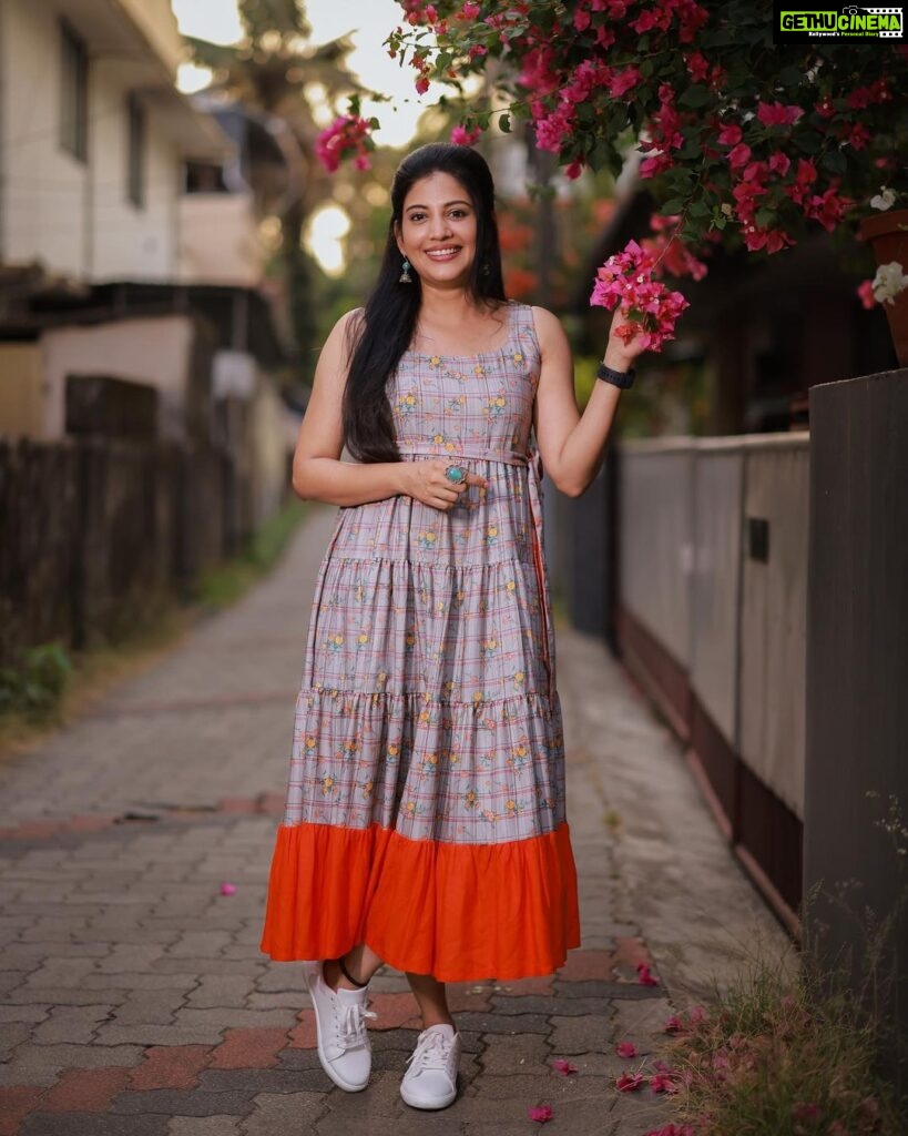 Sshivada Instagram - 🌸🌺 📸 @bennet_m_varghese Styling @styyledbyjoe @joe_elize_joy Outfit @smgclothingstudio MUA @sajeesh_s_0619_make_over Hair @sajani_mandara_makeupartist #casual #dressup #casualoutfit #liveyourlife #loveyourlife #happiness #beingyourself #photography #flowers