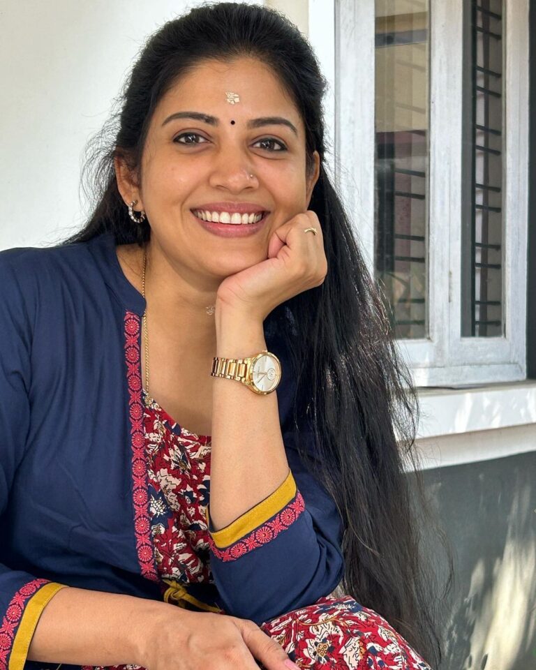 Sshivada Instagram - When you are about to leave for your work but then you start posing😜 📸 @reshma.rohini Pairing my outfit with a stylish bag and comfortable footwear from @zoukonline ♥️🥰 #workmode #zoukbags #crueltyfree #vegan #handcrafted #classic #footwear #authenticallyyou #stylish #zouk