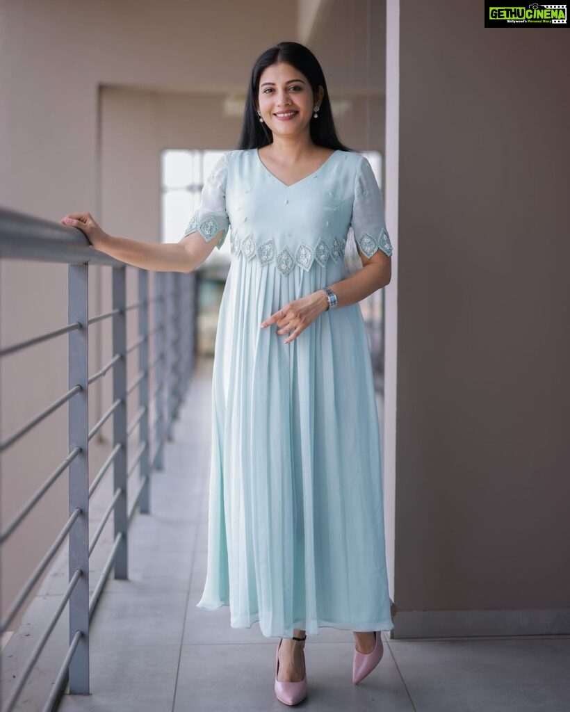 Sshivada Instagram - “It’s a Monday morning; a new week,a new day and a new morning to start fresh and achieve your goals”😍😊 📸 @bennet_m_varghese Outfit @alankaraboutique MUA @sajeesh_s_0619_make_over Hair @sajani_mandara_makeupartist Earrings @silverragejewellery #monday #mondaymotivation #casual #dressup #casualoutfit #liveyourlife #loveyourlife #happiness #beingyourself #photography