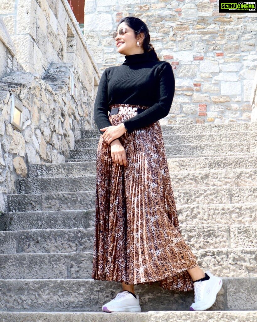 Sshivada Instagram - Day dreaming in Budapest ✨🥰 👗 @flyhigh______ @joe_elize_joy #budapest #hungary #europe #travel #traveldiaries #budacastle Budapest Castle